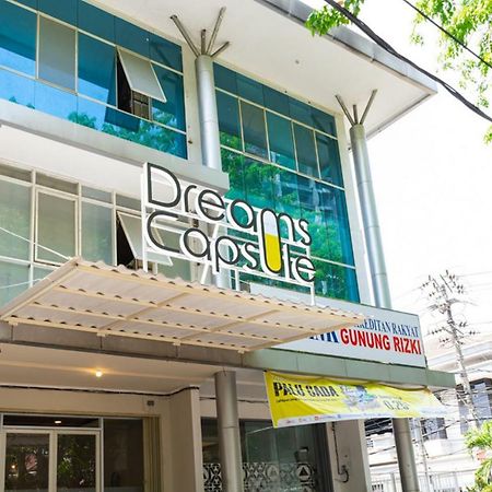 Reddoorz Hostel @ Di Panjaitan Simpang Lima Semarang Exteriör bild