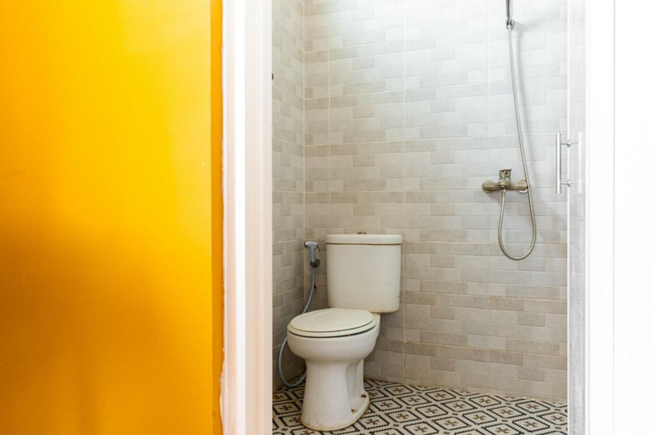 Reddoorz Hostel @ Di Panjaitan Simpang Lima Semarang Exteriör bild