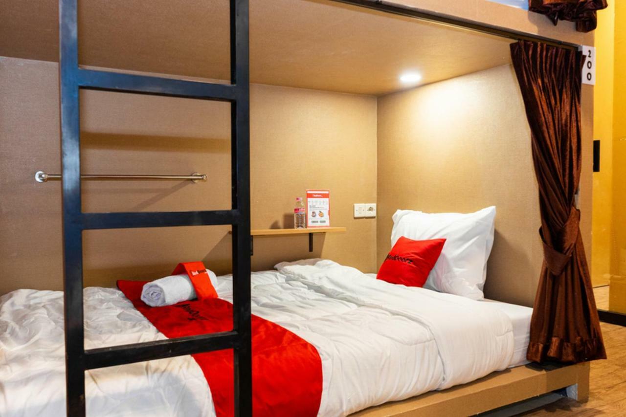 Reddoorz Hostel @ Di Panjaitan Simpang Lima Semarang Exteriör bild