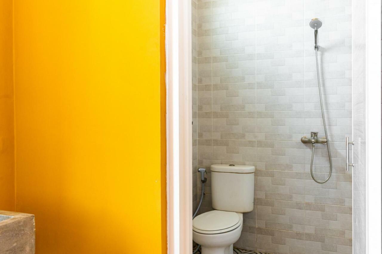 Reddoorz Hostel @ Di Panjaitan Simpang Lima Semarang Exteriör bild