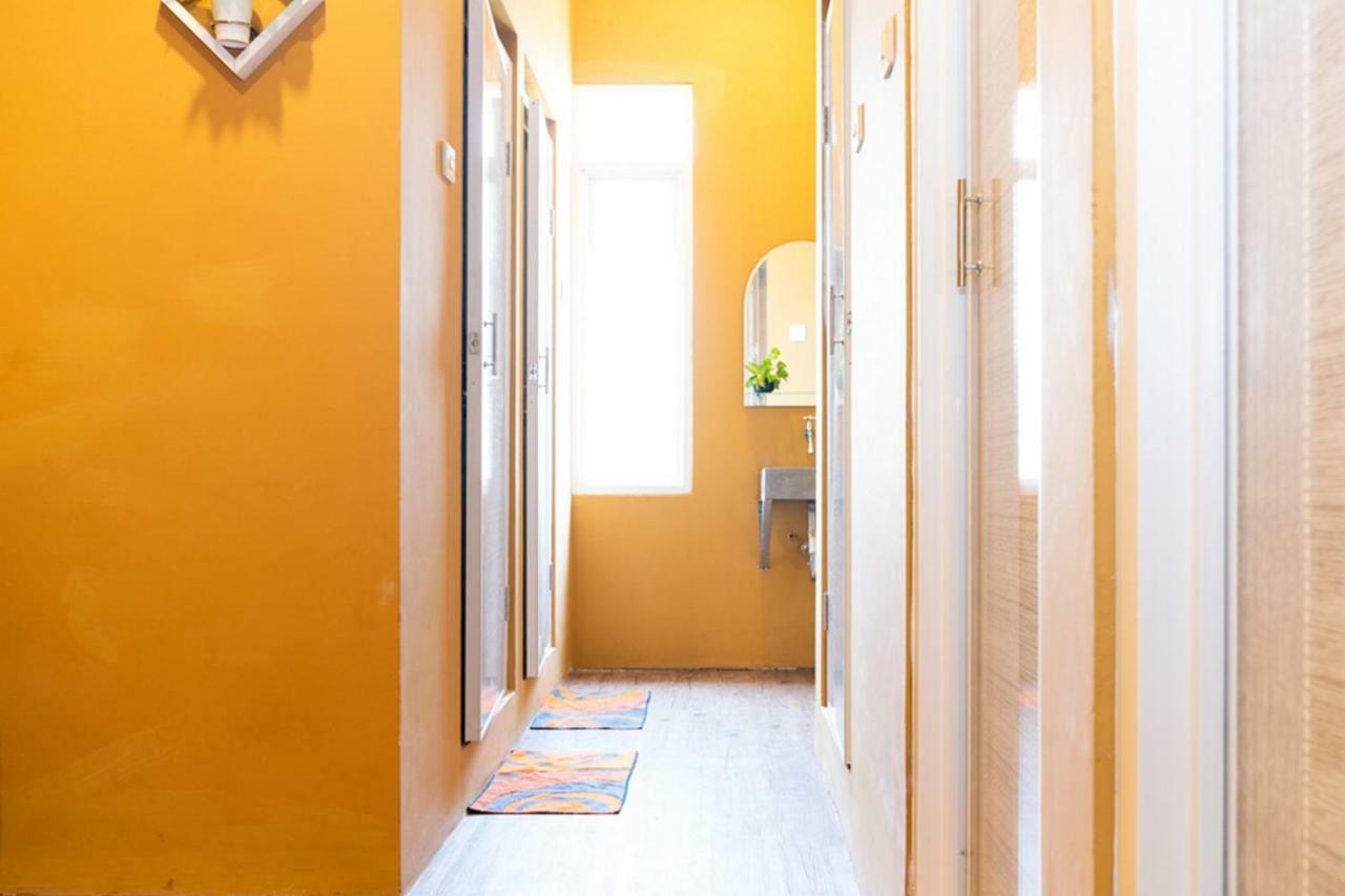 Reddoorz Hostel @ Di Panjaitan Simpang Lima Semarang Exteriör bild