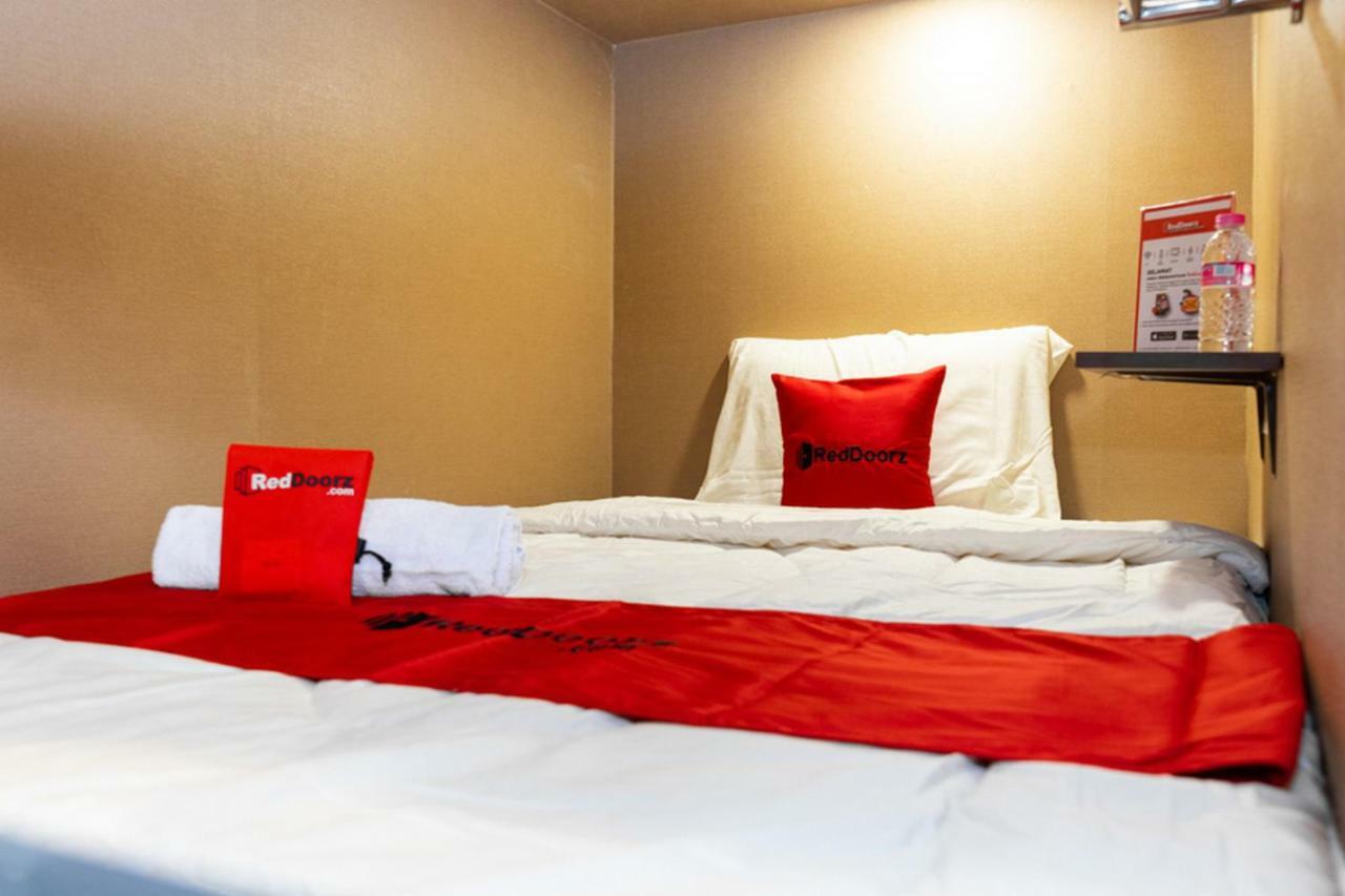 Reddoorz Hostel @ Di Panjaitan Simpang Lima Semarang Exteriör bild