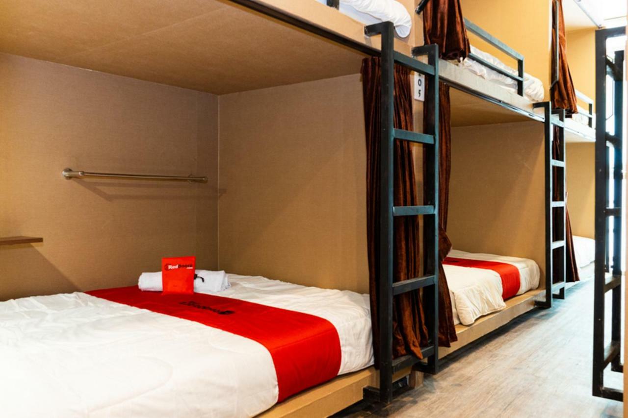 Reddoorz Hostel @ Di Panjaitan Simpang Lima Semarang Exteriör bild