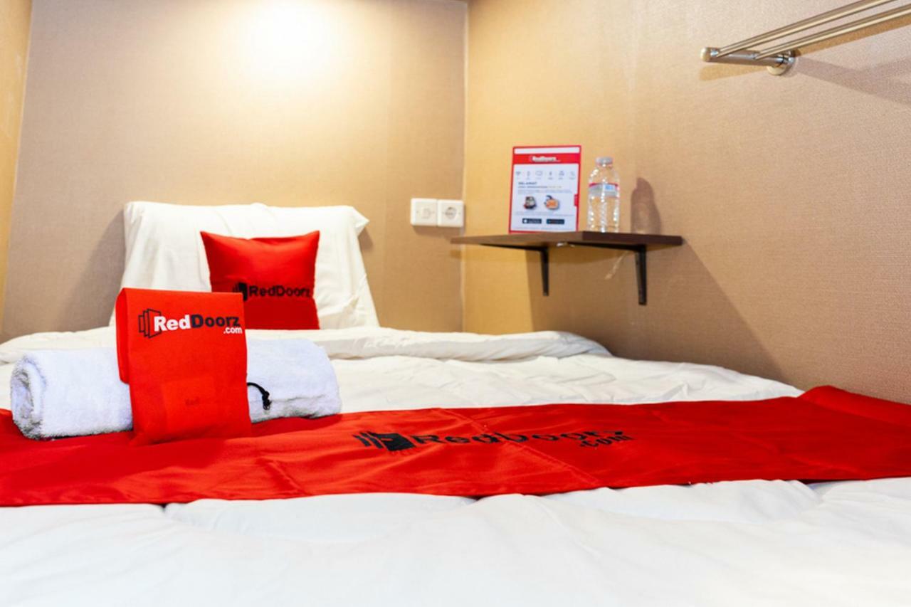 Reddoorz Hostel @ Di Panjaitan Simpang Lima Semarang Exteriör bild