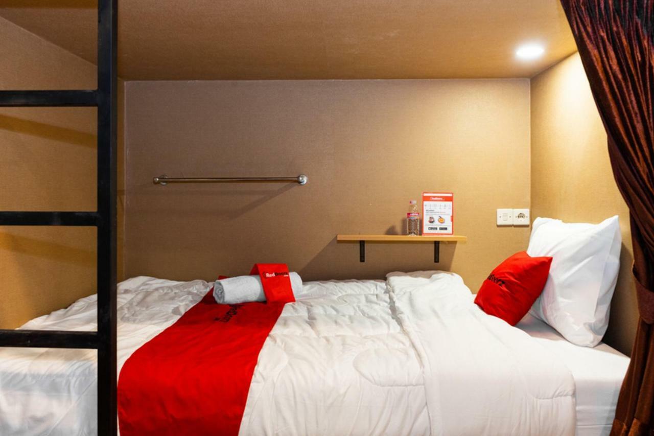 Reddoorz Hostel @ Di Panjaitan Simpang Lima Semarang Exteriör bild